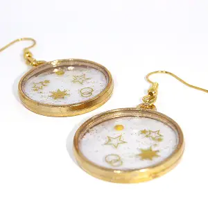 Boucle d’oreille en résine avec des motifs de Noël